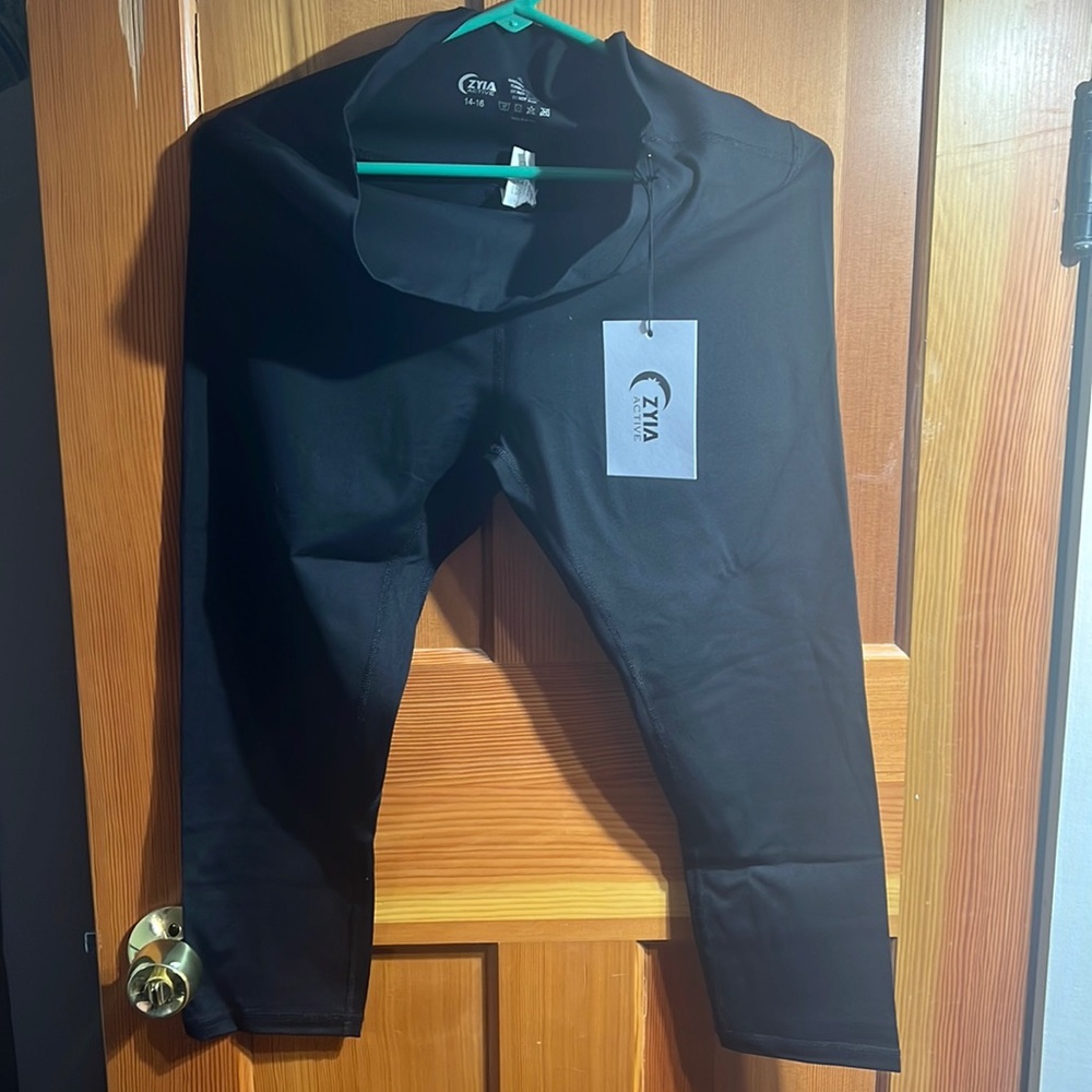 Zyia New black ascend high rise Capri 14-16